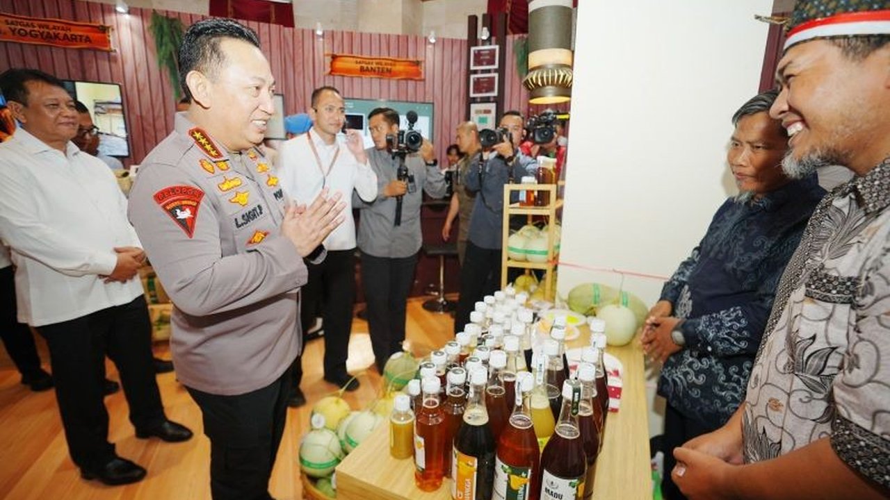 Kapolri Jenderal Listyo Sigit Prabowo mengunjungi stan usaha mantan narapidana terorisme dan memberikan bantuan modal usaha dalam acara Rakernis Densus 88 di Jakarta.