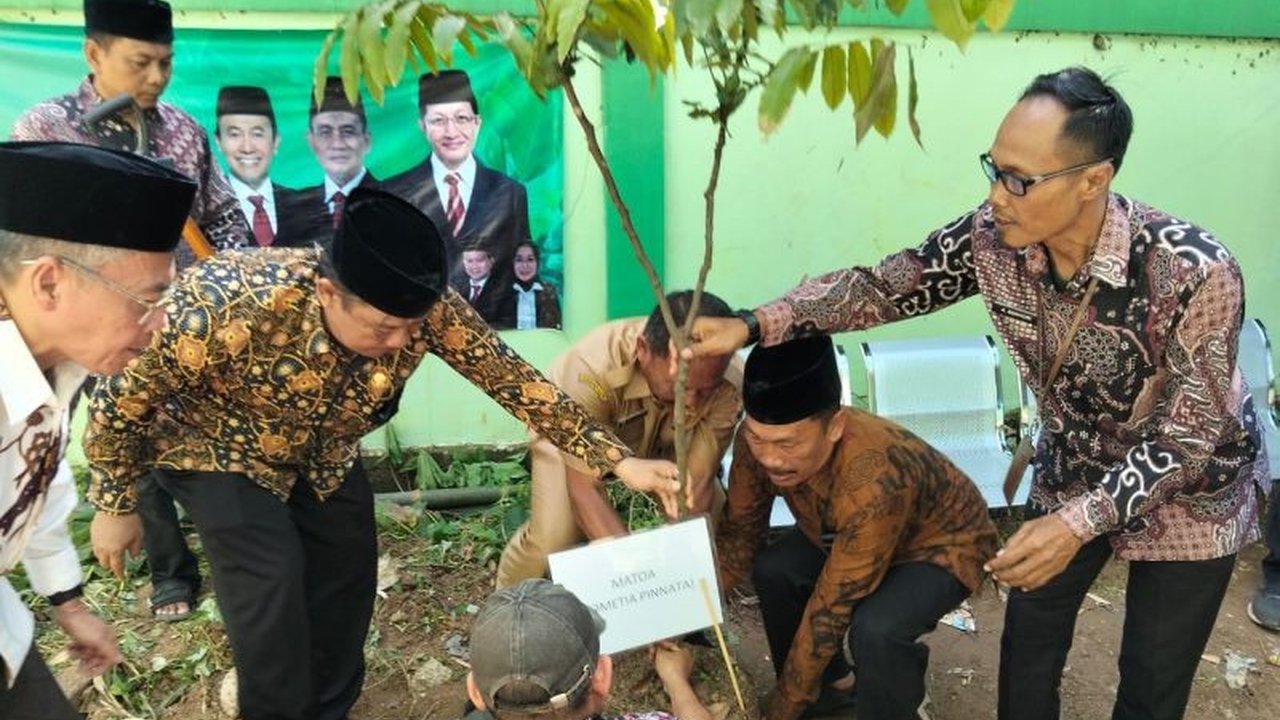 Kemenag Lebak realisasikan program penanaman sejuta pohon matoa dalam rangka Hari Bumi ke-55, melibatkan lembaga keagamaan dan masyarakat untuk menjaga kelestarian lingkungan.