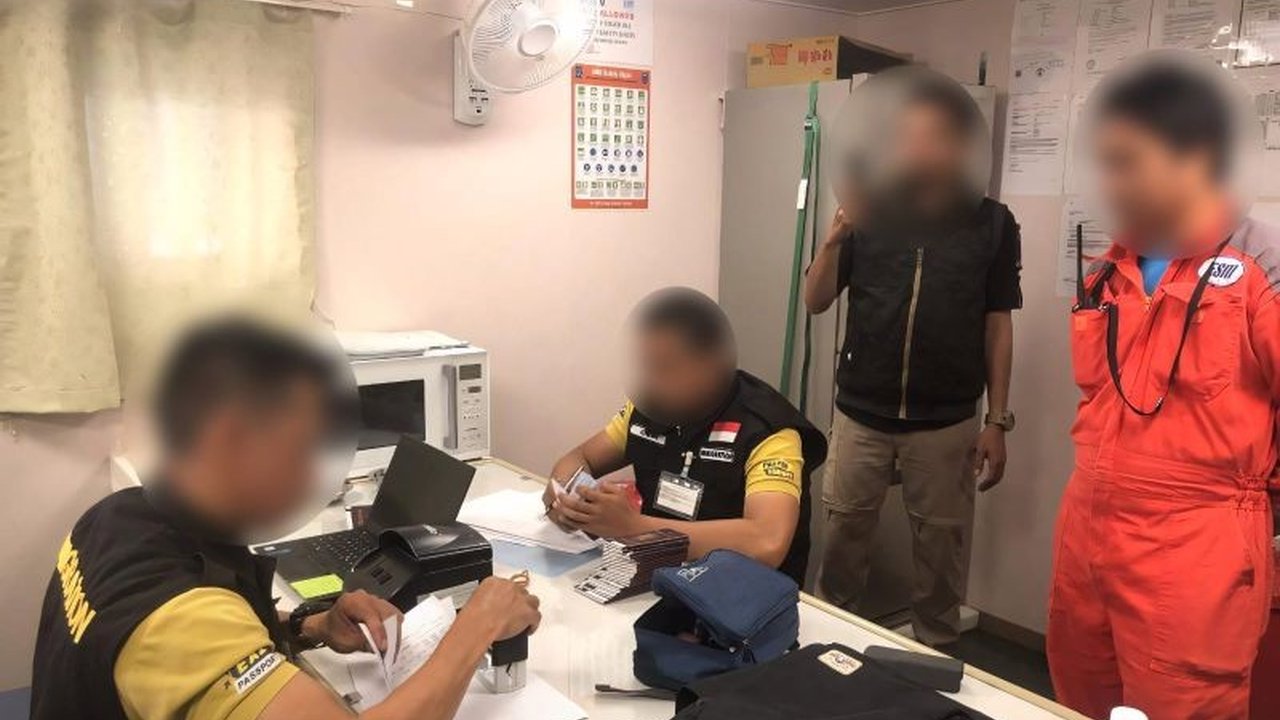 Kantor Imigrasi Kendari telah memeriksa 91 kapal asing hingga April 2025, melibatkan ribuan awak kapal WNI dan WNA, serta menerapkan aturan PNBP terbaru untuk menjaga keamanan dan perekonomian Sulawesi Tenggara.