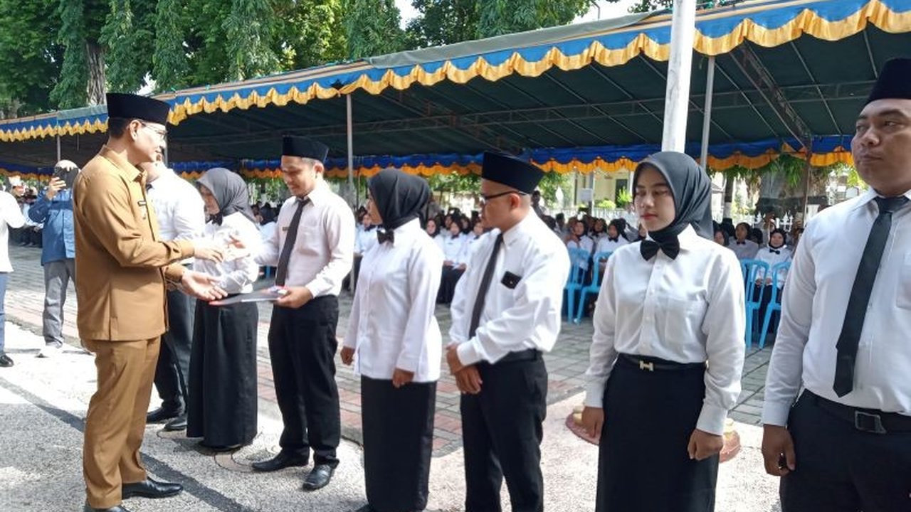 Wali Kota Mataram, Mohan Roliskana, menyerahkan 644 SK ASN formasi 2024,  mengingatkan pentingnya netralitas politik dan profesionalisme dalam melayani publik.