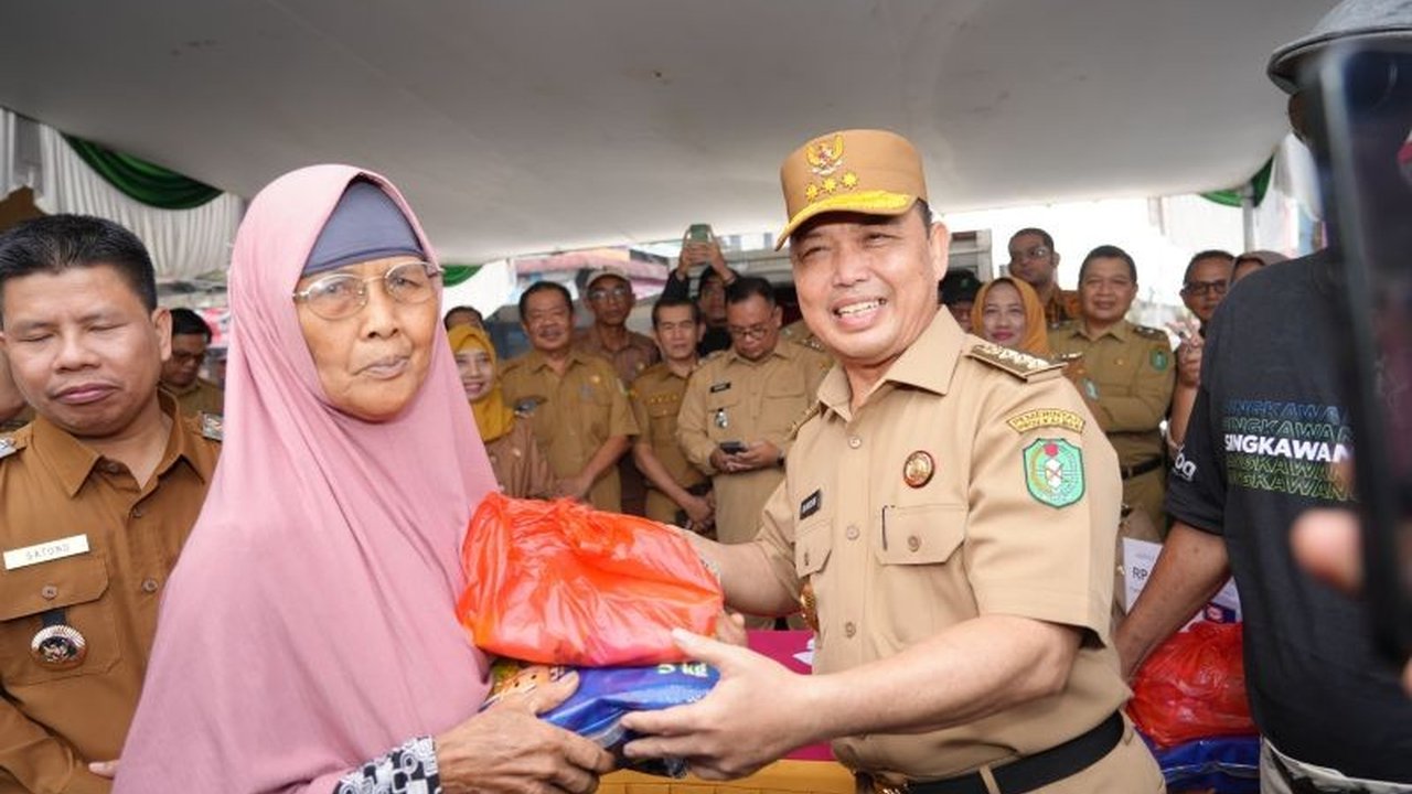 Pemerintah Provinsi Kalimantan Barat menggelar operasi pasar murah di Sambas untuk menekan inflasi pasca-Ramadan, dengan menyediakan 1.000 paket sembako subsidi Rp50.000 per paket.