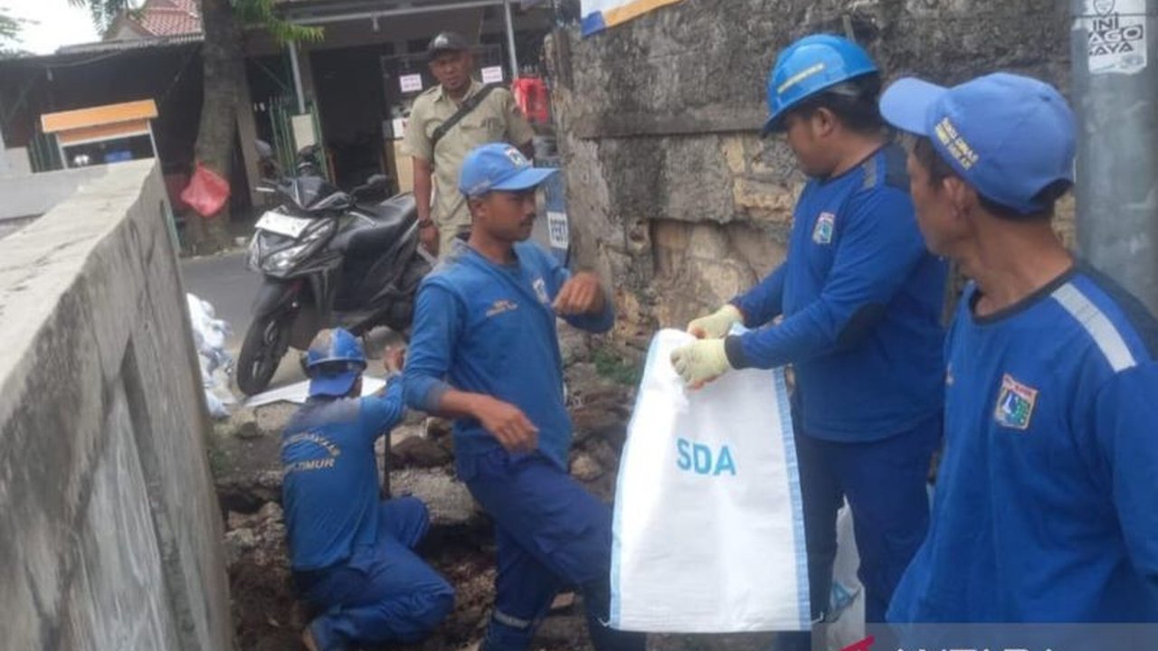 Personel Satuan Pelaksana SDA Jakarta Timur bergerak cepat memperbaiki dinding saluran air yang rusak di Ciracas untuk mencegah genangan dan menindaklanjuti aduan warga.