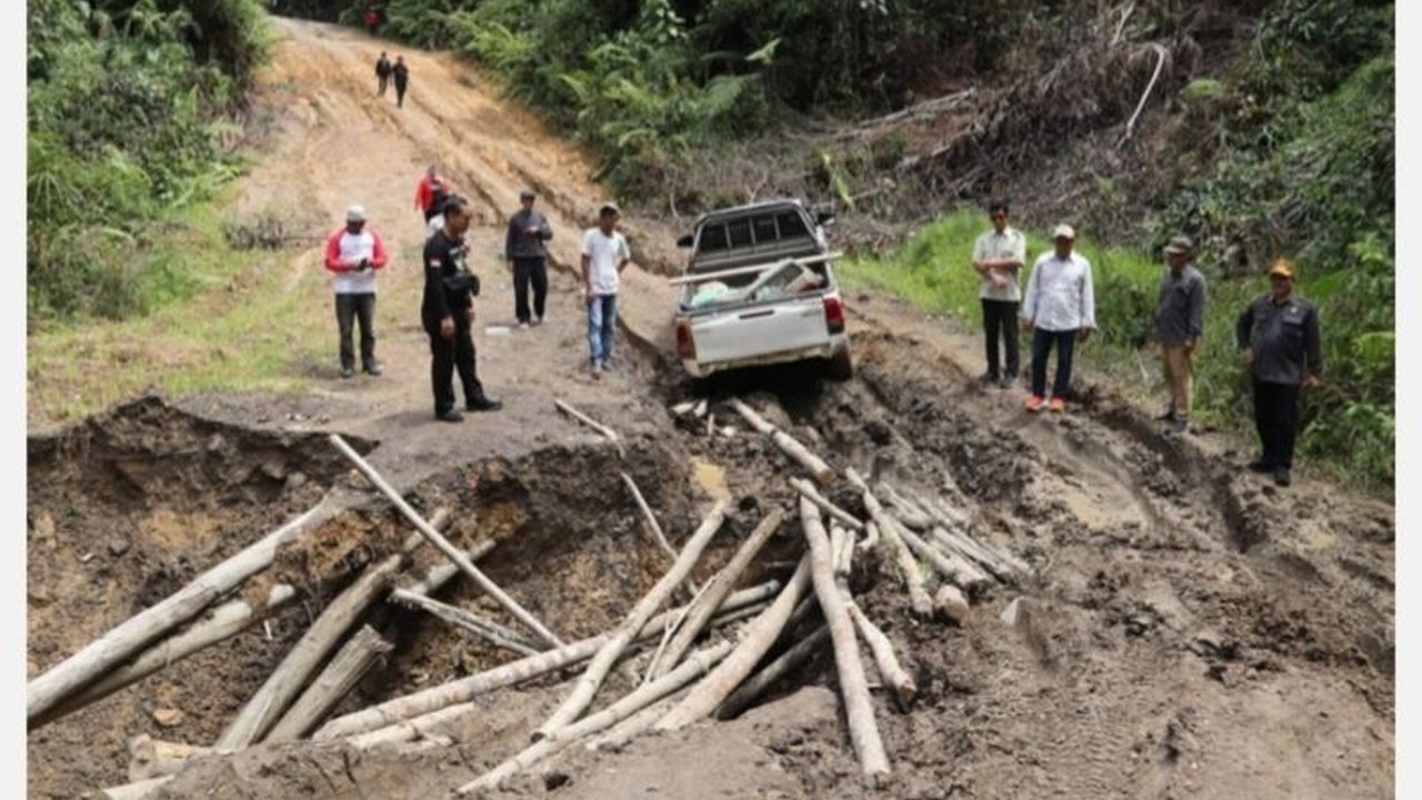 Wakil Gubernur Kaltara berkomitmen memperbaiki jalan rusak di perbatasan Apau Kayan, namun membutuhkan dukungan anggaran pemerintah pusat karena jalan tersebut berstatus nasional.