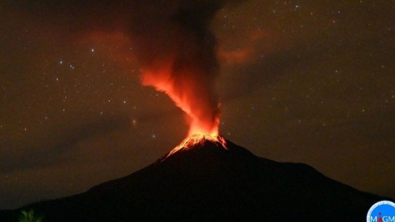 Gunung Lewotobi Laki-laki di Flores Timur, NTT, mengalami tremor terus menerus dengan amplitudo tinggi, disertai guguran lava pijar dan potensi banjir lahar hujan, sehingga statusnya tetap siaga.