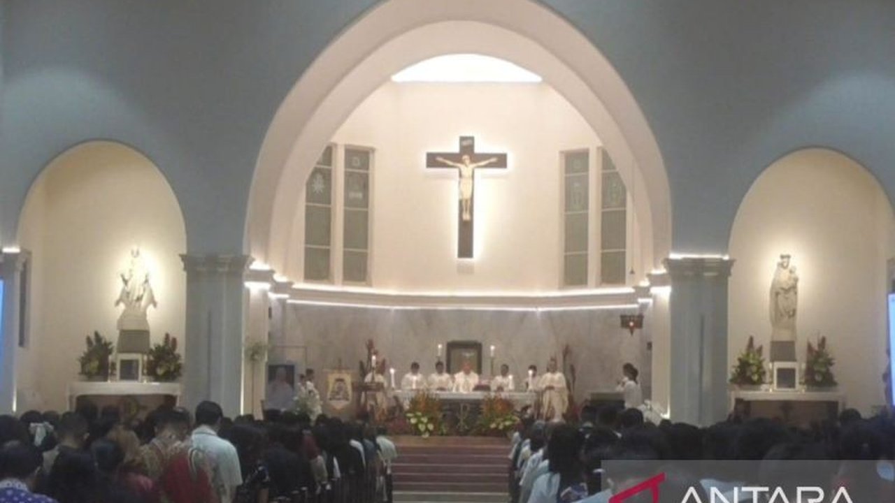 Tokoh lintas agama di Surabaya memberikan penghormatan terakhir kepada Paus Fransiskus dalam Misa Requiem di Gereja Hati Kudus Yesus Katedral Surabaya, mengenang kepemimpinannya yang inklusif dan merangkul semua umat beragama.
