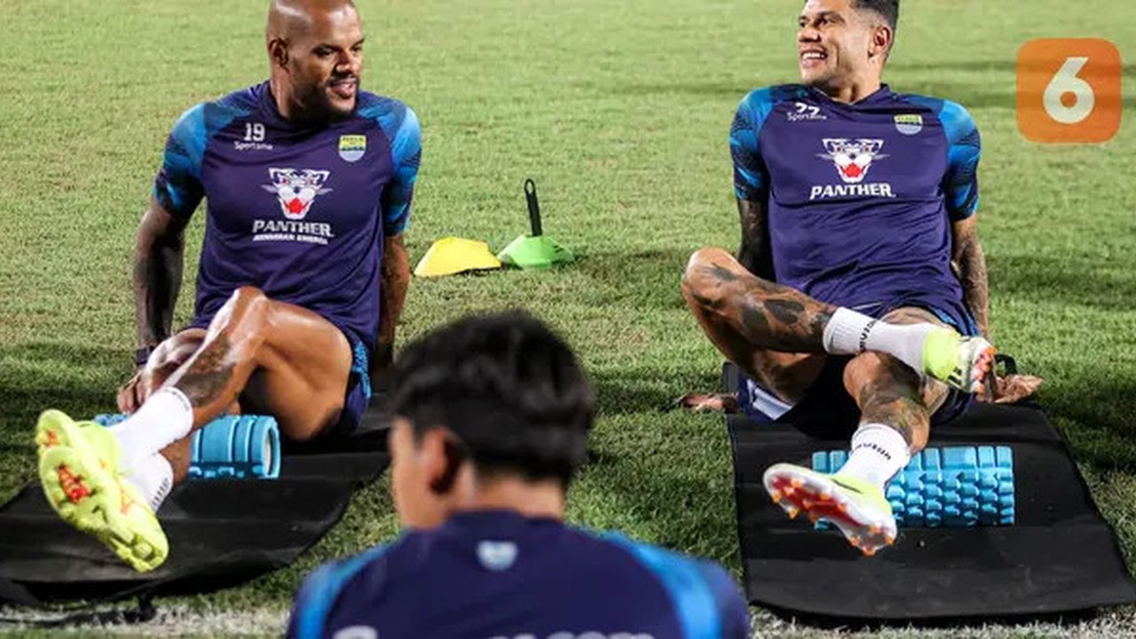 Pemain Persib Bandung, David Da Silva (kiri) berbincang dengan rekannya, Ciro Alves saat sesi official training di Stadion Gelora Bangkalan, Madura, Kamis (30/5/2024) jelang laga leg kedua