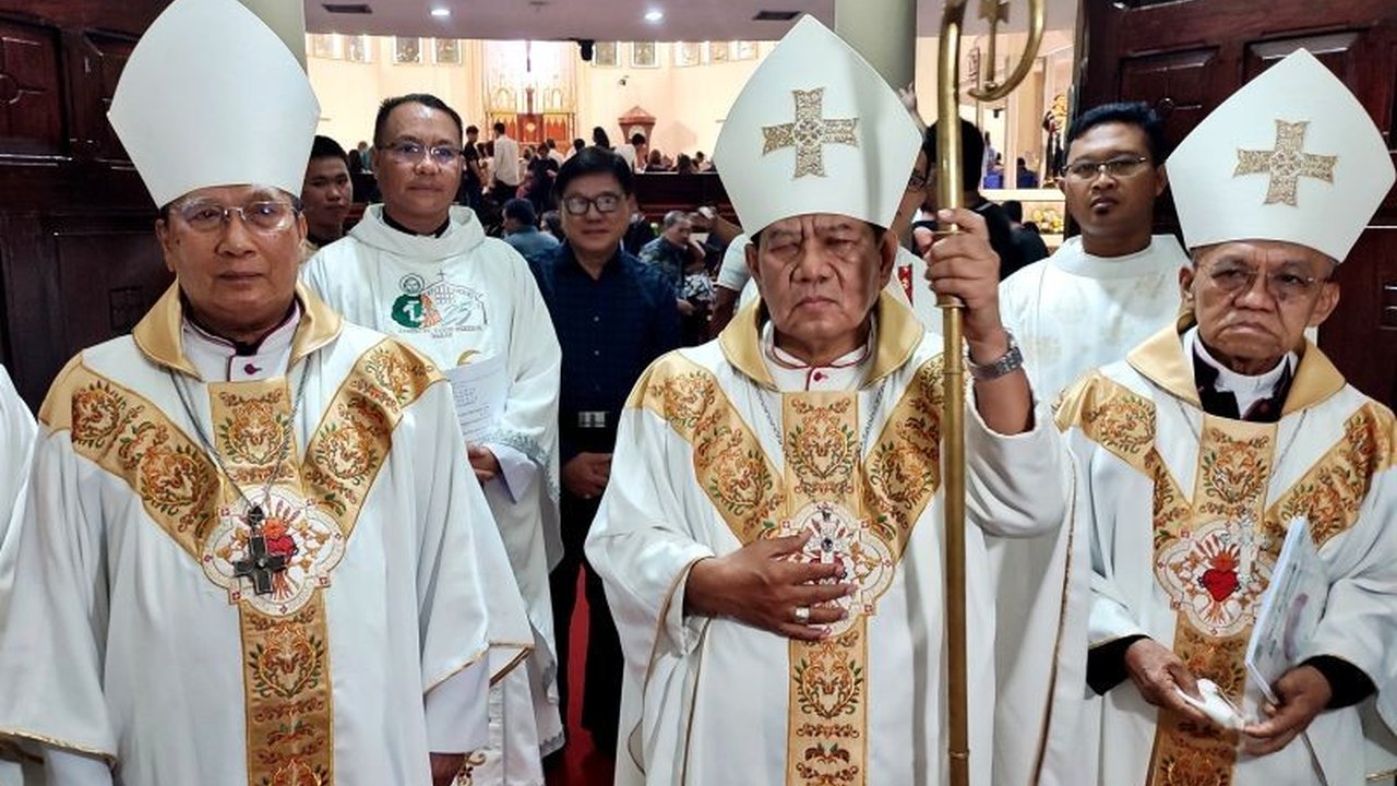 Gereja Katedral Makassar menggelar Misa Requiem untuk mendoakan Paus Fransiskus, berharap warisan perdamaian dan keadilannya terus dijalankan.