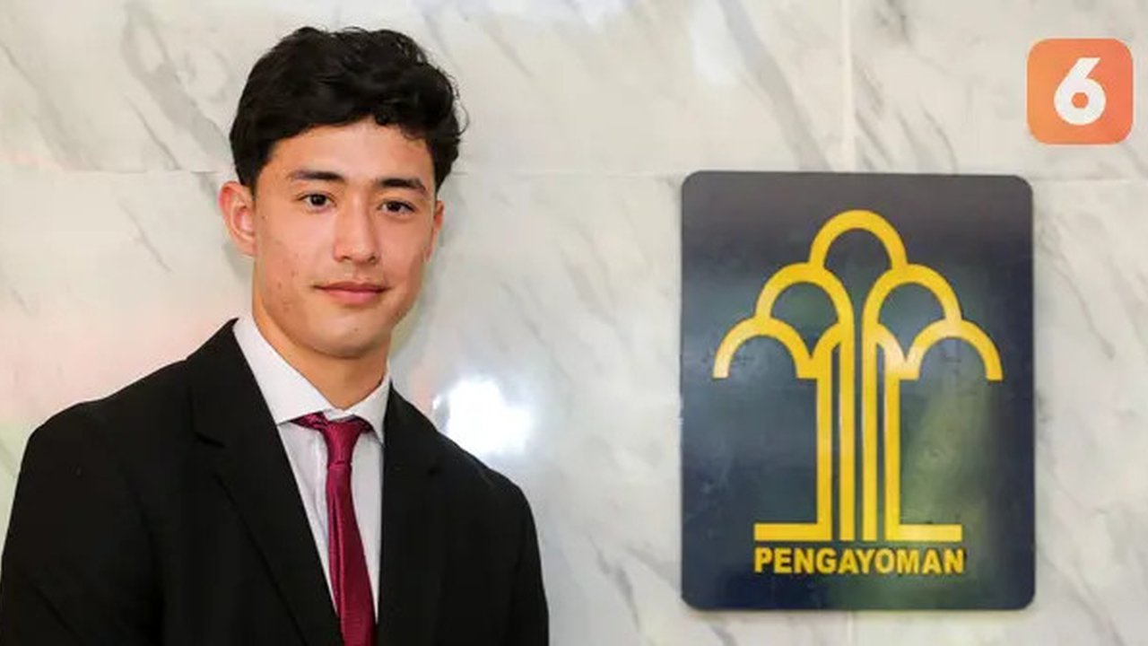 Kiper keturunan Indonesia-Iran, Cyrus Margono berpose setelah mengambil sumpah Warga Negara Indonesia (WNI) di Kanwil Kemenkumham DKI, Cawang, Jakarta, Kamis (21/03/2024). (Bola.com/Bagask