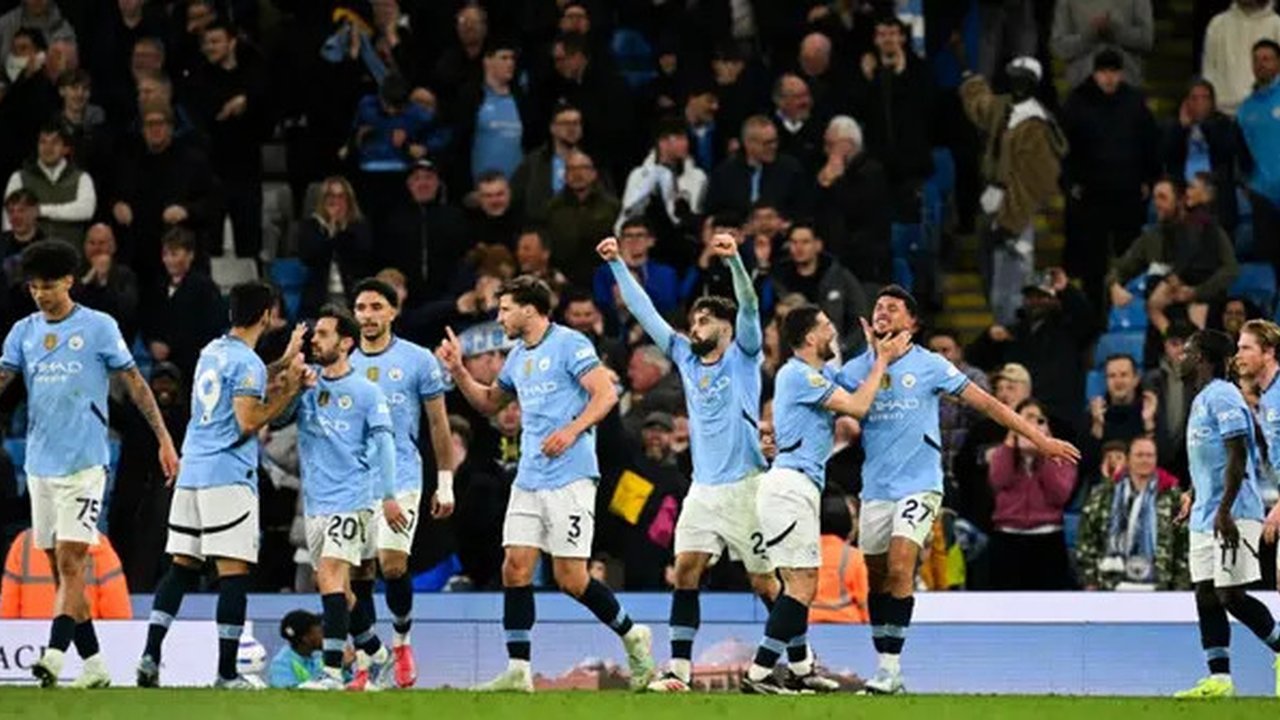 Gelandang Manchester City asal Portugal #27 Matheus Nunes (ketiga dari kanan) merayakan gol bersama rekan satu timnya setelah mencetak gol kedua bagi timnya dalam pertandingan Liga Primer