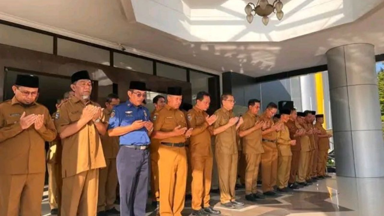 Bupati Lombok Timur menunda mutasi pejabat eselon II dan III karena masih menunggu izin resmi dari Menteri Dalam Negeri.