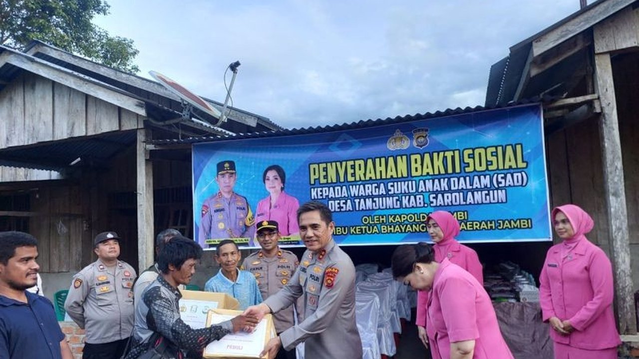 Kapolda Jambi, Irjen Pol Krisno H Siregar, beserta Bhayangkari Daerah Jambi mengunjungi dan memberikan bantuan sosial berupa sembako, mesin pompa air, dan tandon air kepada warga Suku Anak Dalam (SAD) di Sarolangun.