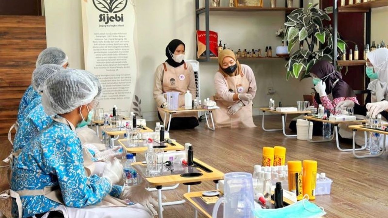 PT Semen Indonesia (SIG) berhasil mereklamasi lahan pascatambang di Narogong dengan budidaya serai wangi, menghasilkan produk olahan bernilai ekonomi dan meningkatkan pendapatan masyarakat sekitar.