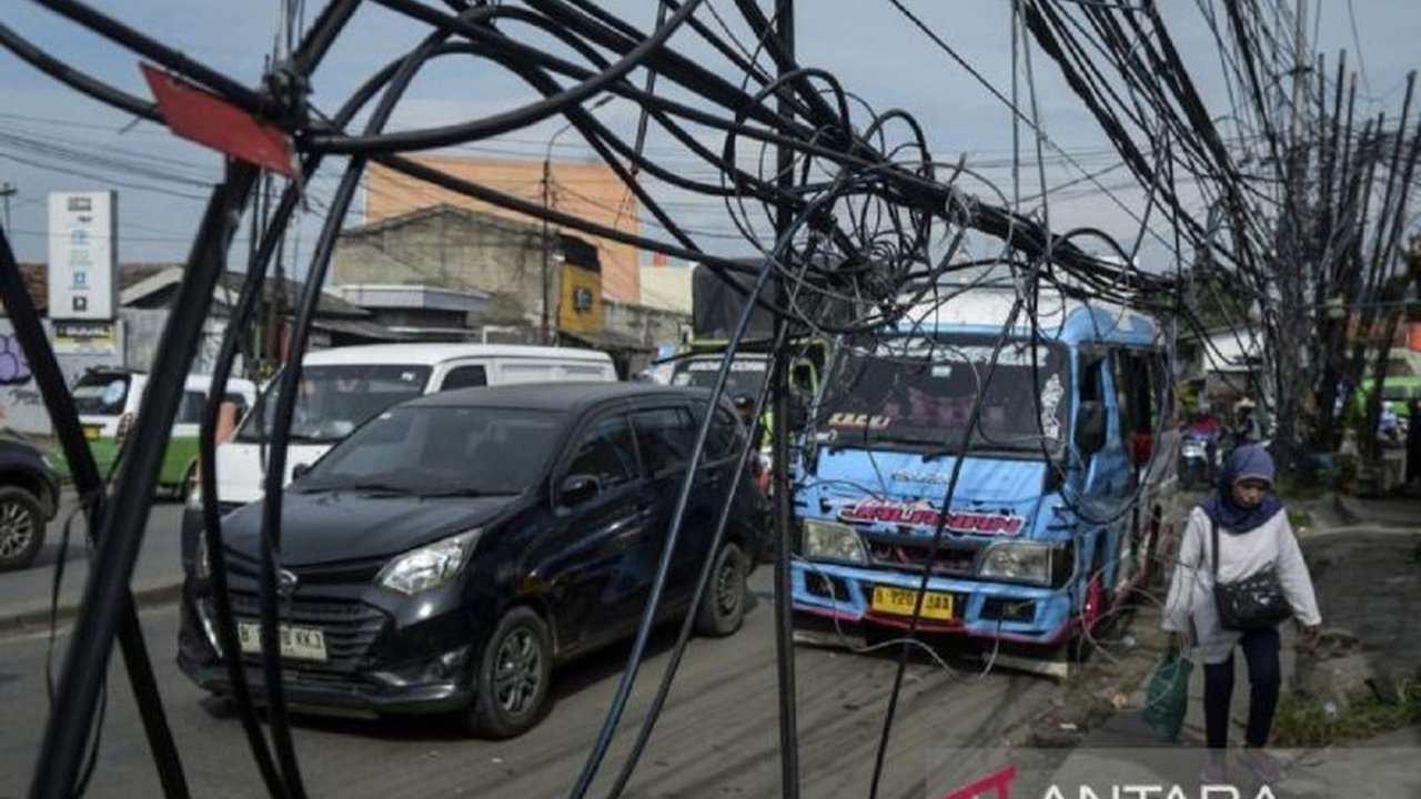 Pemkot Tangerang membentuk satgas untuk mengatasi masalah kabel udara semrawut yang membahayakan warga, dengan rencana relokasi, wrapping, dan penertiban bertahap.