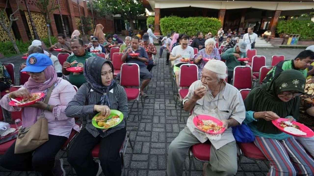 Wali Kota Mojokerto, Ika Puspitasari, bersama Sahabat Sosial Berbagi (SSB) memberikan sarapan gratis kepada ratusan warga setiap Rabu di halaman Rumah Rakyat, Kota Mojokerto.