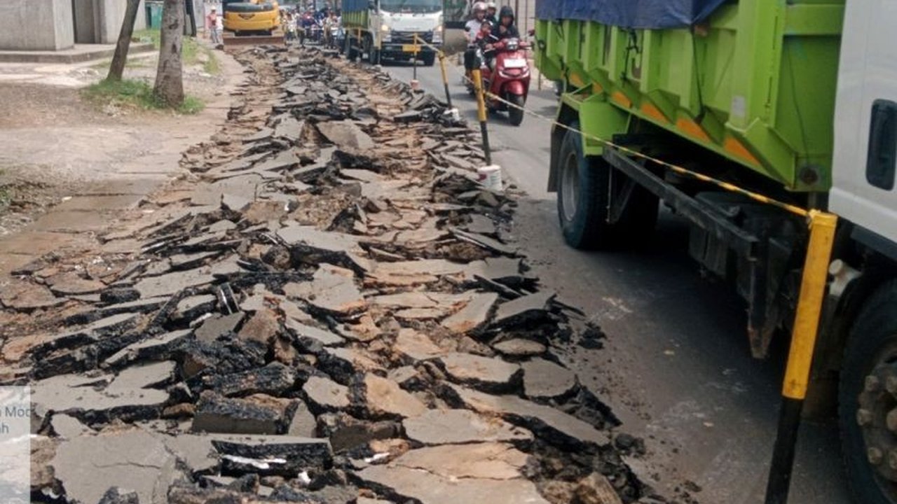 Dinas PUPR Kota Tangerang melakukan betonisasi Jalan Rasuna Said Pinang sepanjang 251 meter untuk meningkatkan konektivitas menuju Tol Cipete dan kawasan bisnis Alam Sutera, serta kenyamanan pengguna jalan.