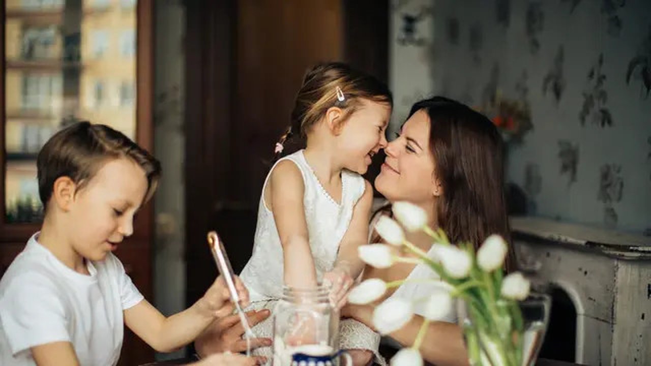 Ilustrasi Anak dan Orangtua Credit: pexels.com/Eliana