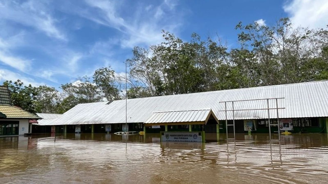 Banjir di Barito Utara, Kalimantan Tengah, akibat hujan deras telah menyebabkan 60.694 jiwa dari 20.333 keluarga terdampak dan kerusakan infrastruktur yang signifikan, BNPB menetapkan status tanggap darurat.