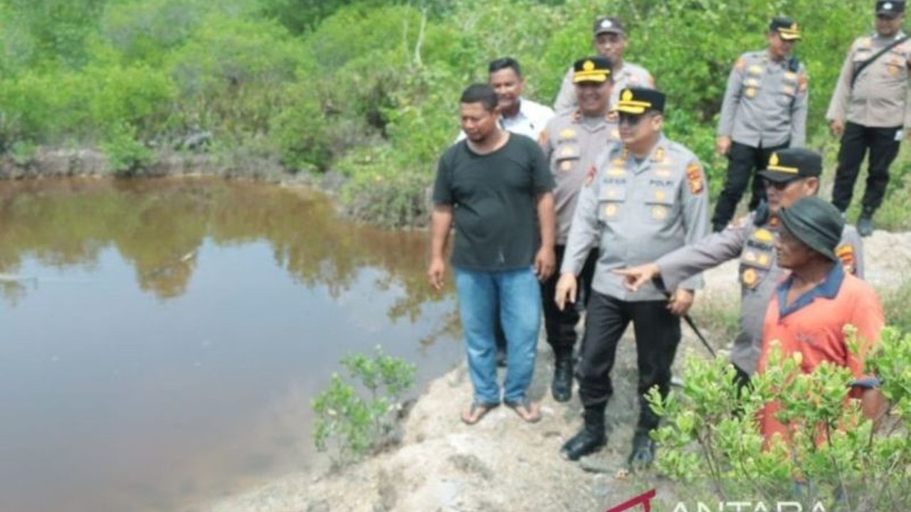 Kapolres Kepulauan Meranti meninjau embung di Desa Gogok Darussalam untuk mencegah karhutla dan memastikan pemanfaatannya bagi pertanian, meningkatkan perekonomian masyarakat sekitar.