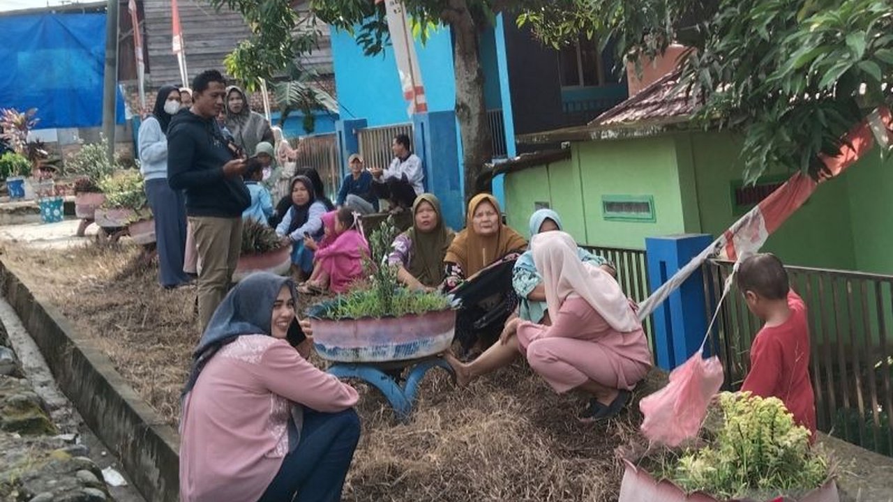 Antusiasme warga Palembang sangat tinggi untuk menyaksikan langsung kedatangan Presiden Prabowo Subianto di SDN 129 Palembang, rela menunggu di gerbang sekolah demi melihat sang idola.