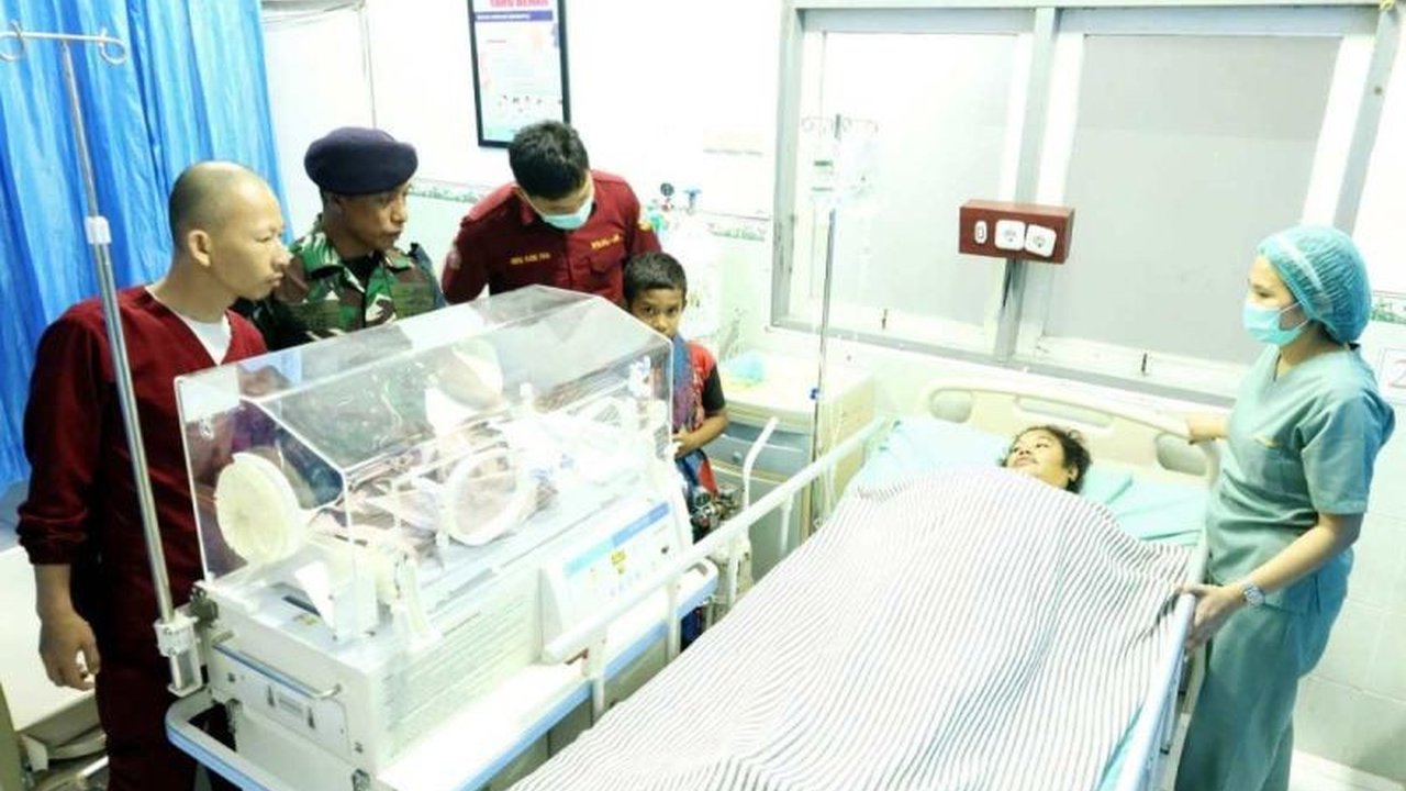 Prajurit TNI AL Lantamal VI Makassar berhasil menyelamatkan nyawa ibu hamil asal NTT yang mengalami perdarahan hebat di Pelabuhan Soekarno-Hatta Makassar, meskipun status BPJS Kesehatan-nya tidak aktif.