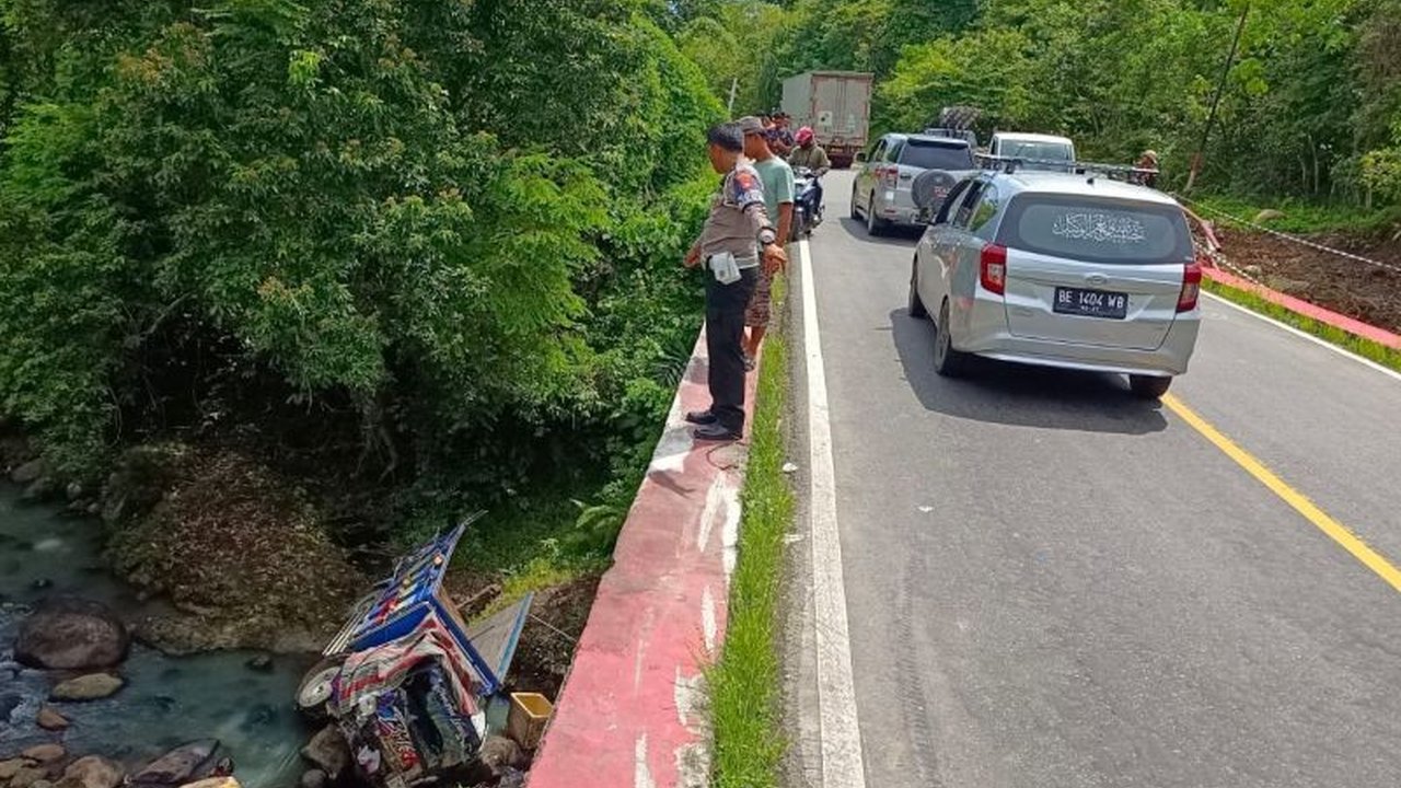 Kecelakaan tunggal di Pesisir Barat, Lampung, mengakibatkan tiga orang meninggal dunia dan beberapa luka-luka akibat mobil pick up terperosok jurang.