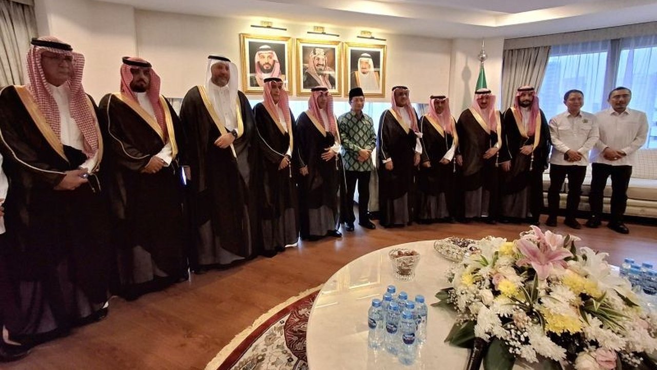 Menteri Agama Nasaruddin Umar menegaskan tidak akan menambah layanan fast track haji, melainkan fokus pada peningkatan layanan existing dan kerja sama dengan berbagai kementerian untuk mengatasi kendala.