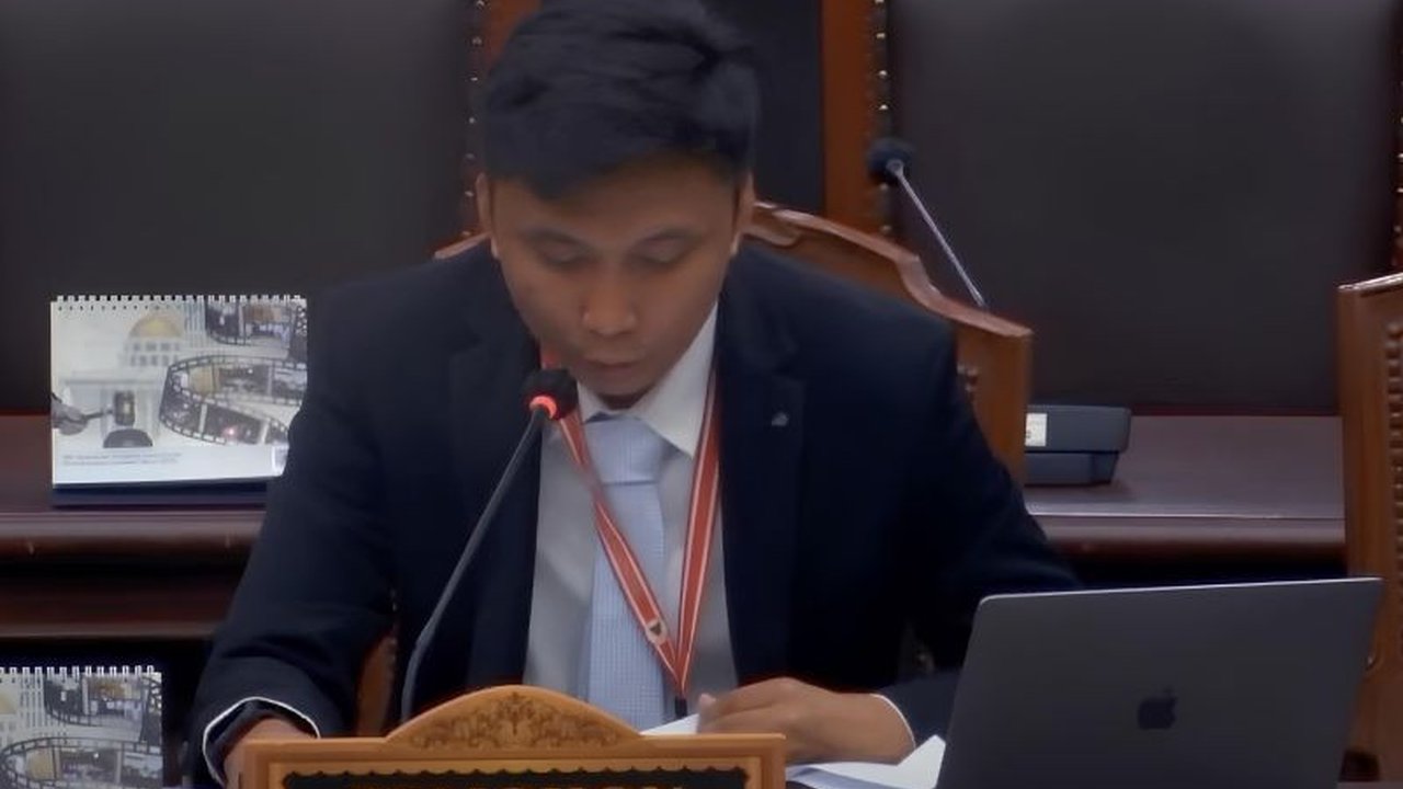 Direktur Eksekutif Indonesia Law & Democracy Studies mengajukan uji materi UU Kementerian Negara ke MK, meminta larangan rangkap jabatan bagi wakil menteri agar sesuai dengan ketentuan menteri.