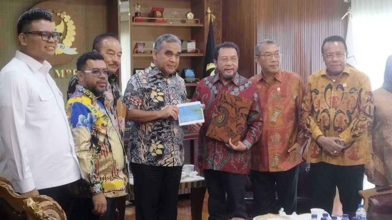 Ketua MPR RI Ahmad Muzani membentuk wadah khusus bernama 'MPR for Papua' untuk membantu pemerintah menangani masalah di Papua secara komprehensif, dengan Wakil Ketua DPD RI Yorrys Raweyai sebagai koordinator.