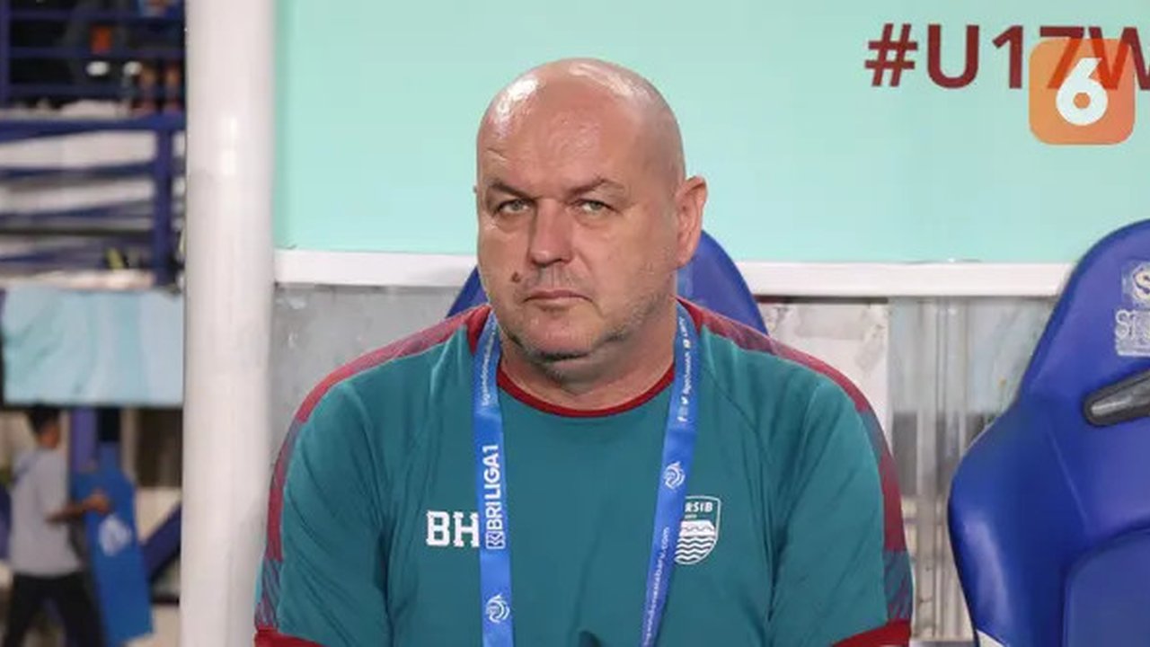 Pelatih Persib Bandung, Bojan Hodak, mengamati permainan anak asuhnya saat melawan Bali United pada leg kedua semifinal Championship Series BRI Liga 1 2023/2024 di Stadion Si Jalak Ha