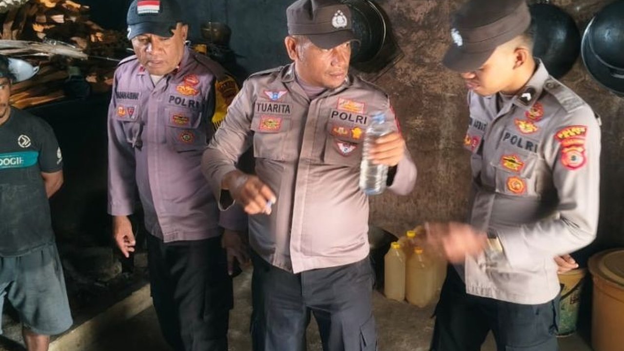 Polres Seram Bagian Timur (SBT) bersama aparat desa dan tokoh pemuda berhasil mengamankan 35 liter sopi dalam razia miras di Kecamatan Teor, Maluku, sebagai upaya menciptakan wilayah bebas miras.