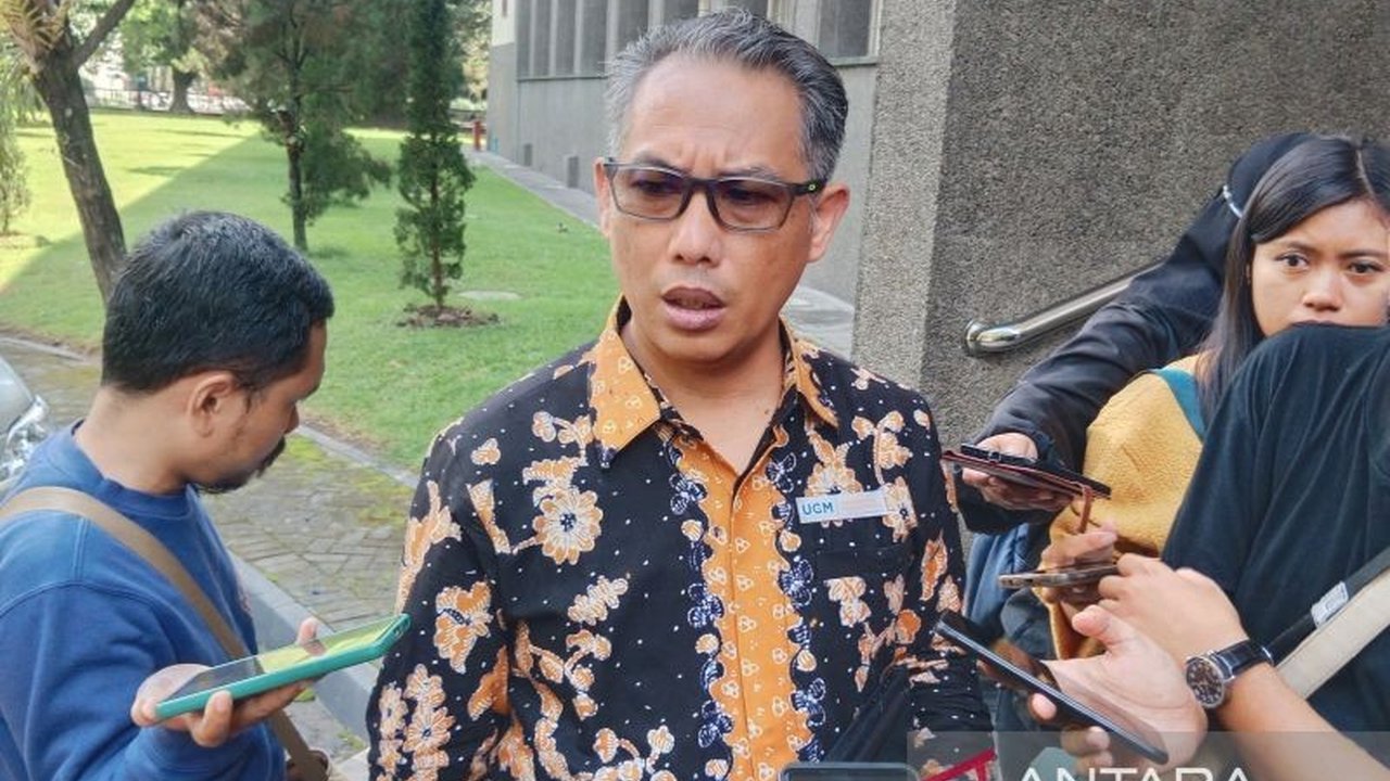 Universitas Gadah Mada (UGM) telah berkomunikasi dengan kepolisian terkait isu ijazah palsu Presiden Jokowi, dan siap memberikan data jika diminta secara resmi.