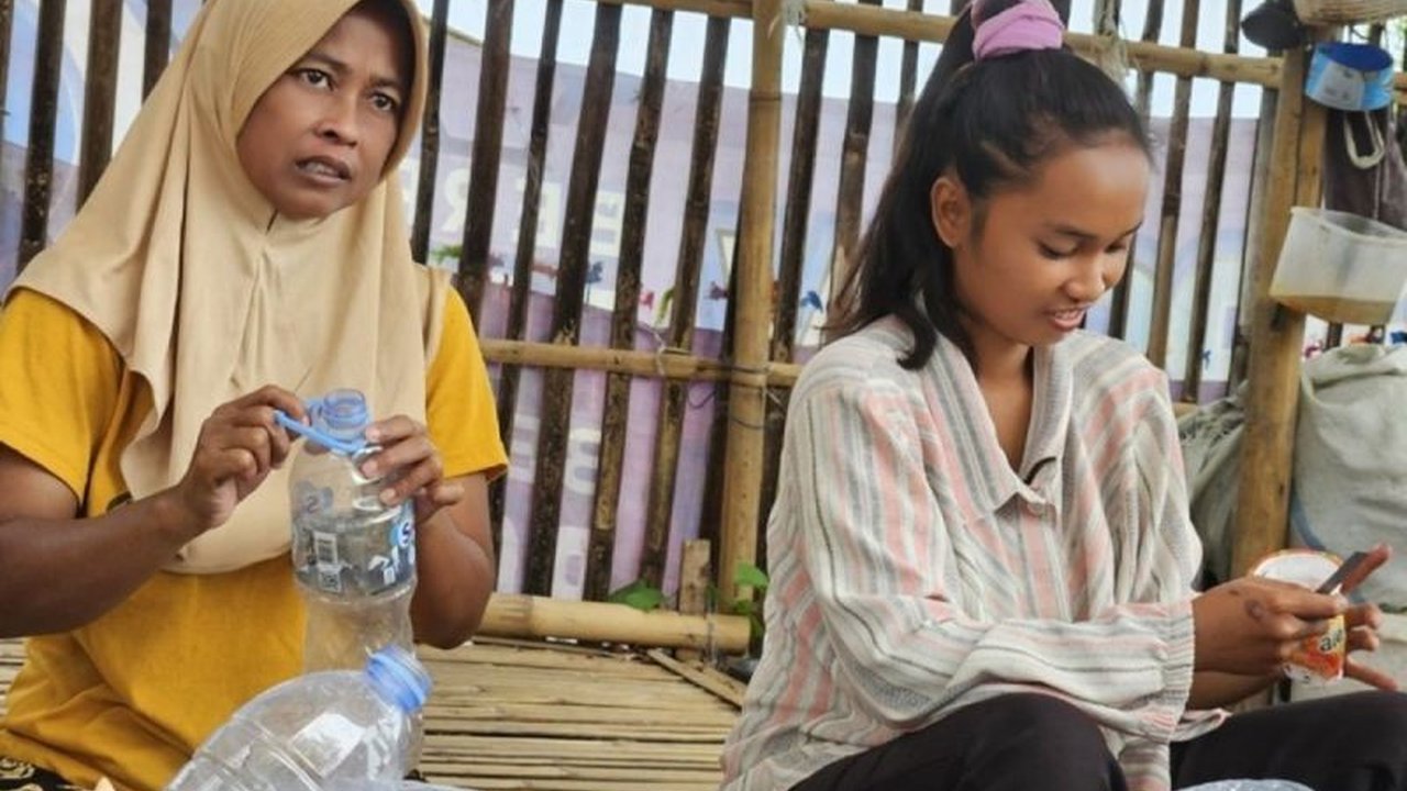 Pertamina Hulu Energi ONWJ berkolaborasi dengan warga Tanjungpakis, Karawang, Jawa Barat, mengubah sampah menjadi sumber pendapatan tambahan dan mengurangi pencemaran laut.