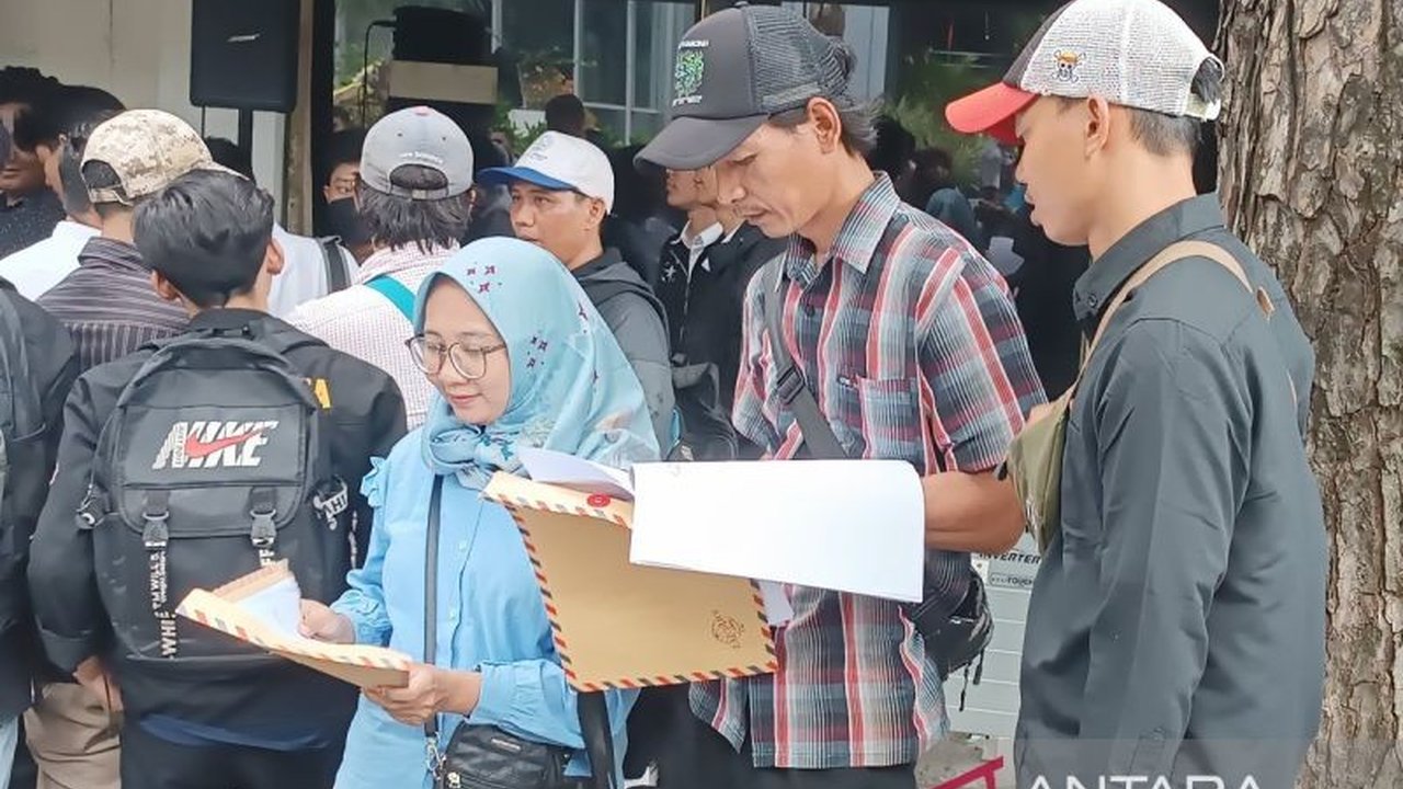 Anggota Komisi A DPRD DKI Jakarta kritisi sistem pendaftaran PPSU dan Damkar yang masih dipusatkan di Balai Kota, dinilai membebani warga dan rawan penumpukan.