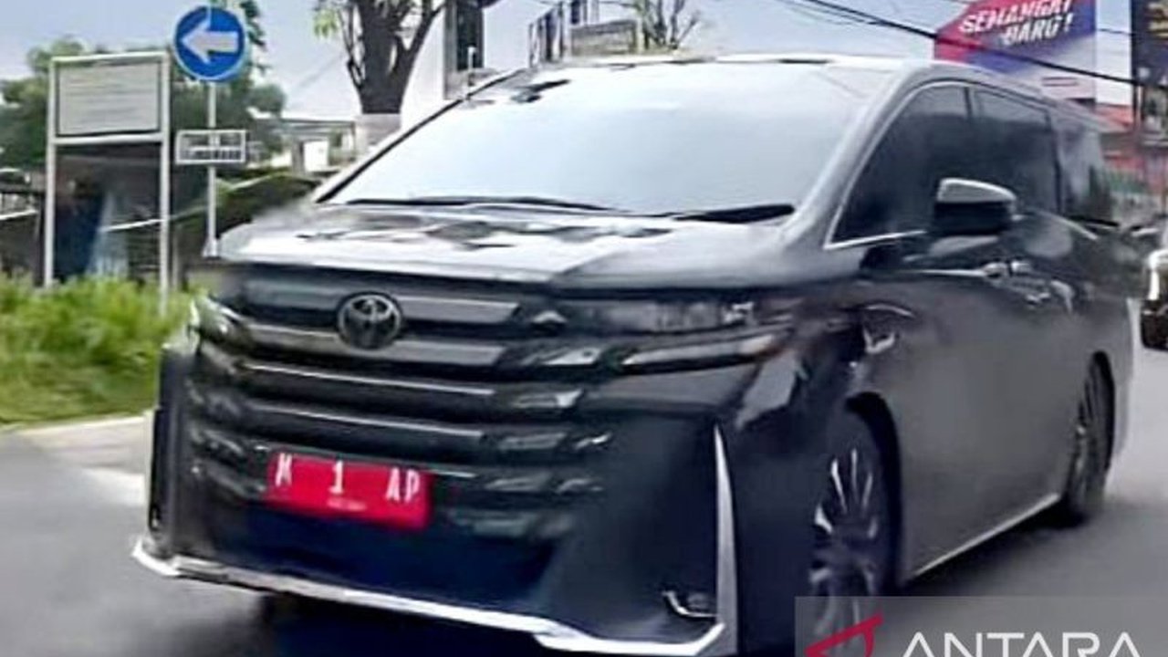 Pemkab Pamekasan membeli enam mobil dinas baru untuk Bupati dan Wakil Bupati senilai Rp5 miliar lebih, memicu protes warga dan pertanyaan atas kepatuhan pada instruksi pemerintah pusat terkait efisiensi anggaran.