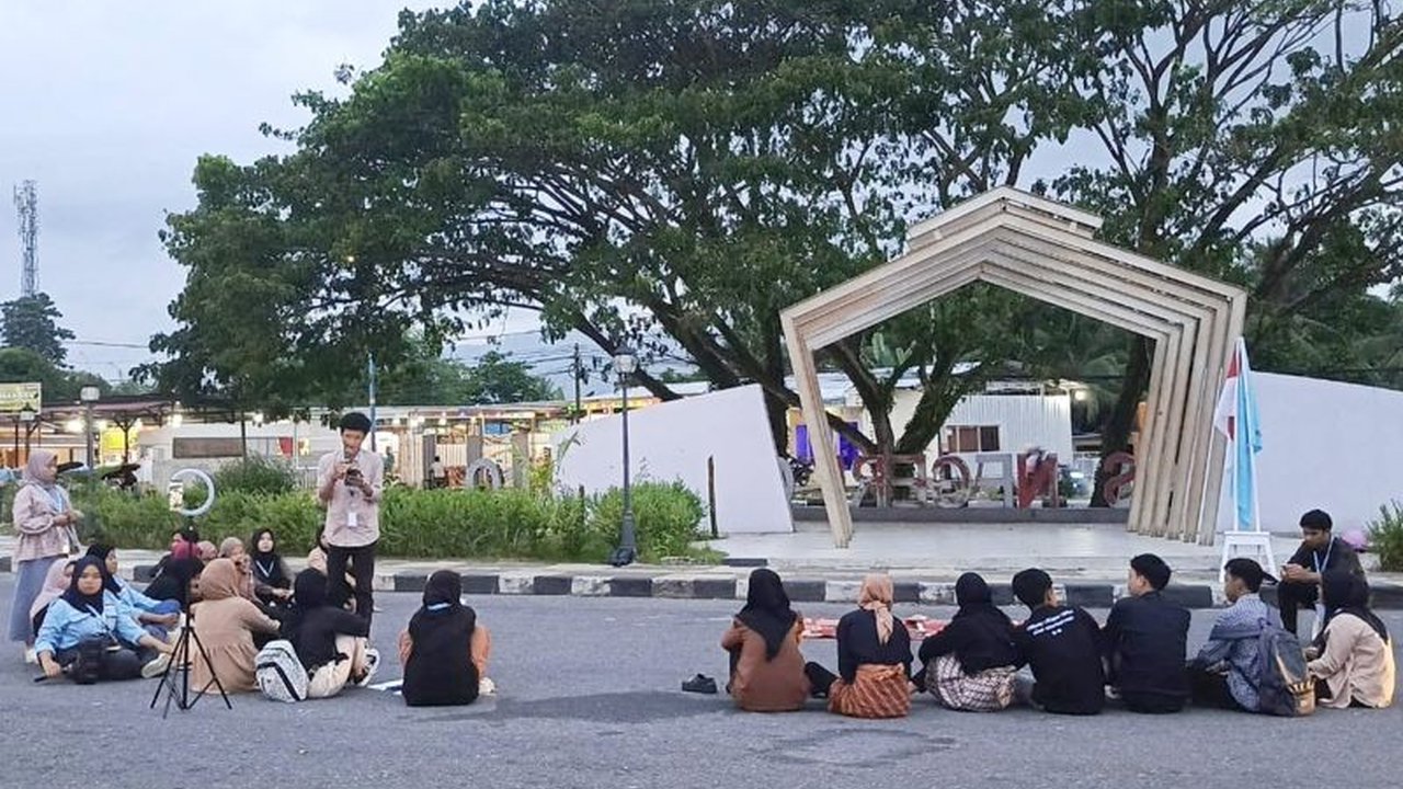 Himpunan Mahasiswa Jurusan Bastrasia FSB UNG sukses gelar Pentas Jalan di Bone Bolango, menampilkan beragam seni budaya Gorontalo dan melibatkan mahasiswa serta dosen.
