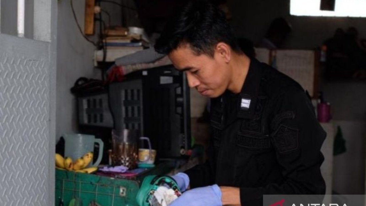 Petugas Rutan Kelas IIB Rantau, Kalimantan Selatan, melakukan razia rutin di Blok C Kamar 1 dan menemukan sejumlah barang terlarang, seperti senjata tajam dan narkotika.