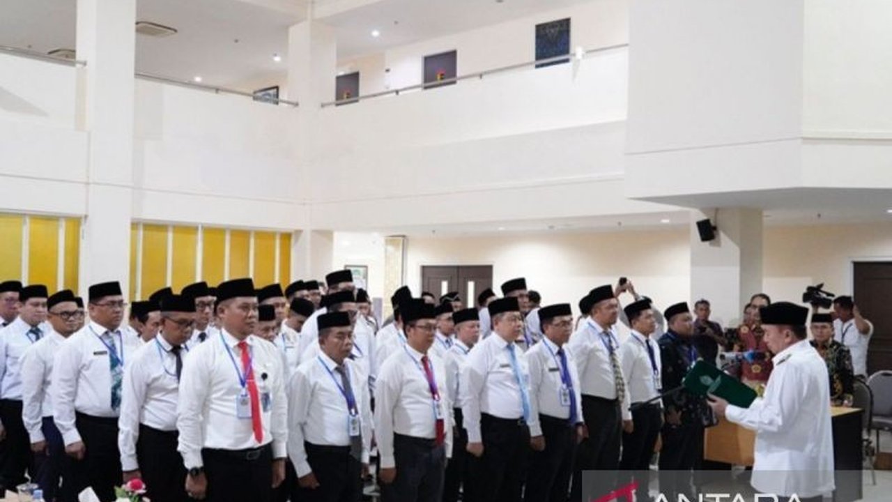 PPIH Embarkasi Banjarmasin telah dilantik dan siap melayani keberangkatan haji 2025, dengan total kuota 3.818 jamaah dari Kalimantan Selatan dan 1.612 jamaah dari Kalimantan Tengah, serta telah melakukan berbagai persiapan termasuk pelunasan Bipih dan pen