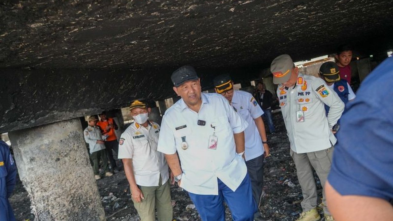 Pemkot Jakut melarang warga membakar sampah usai kebakaran di kolong Tol Papanggo akibat pembakaran sampah yang menjalar, mengimbau warga buang sampah pada tempatnya dan mengajak kolaborasi mencegah kejadian serupa.