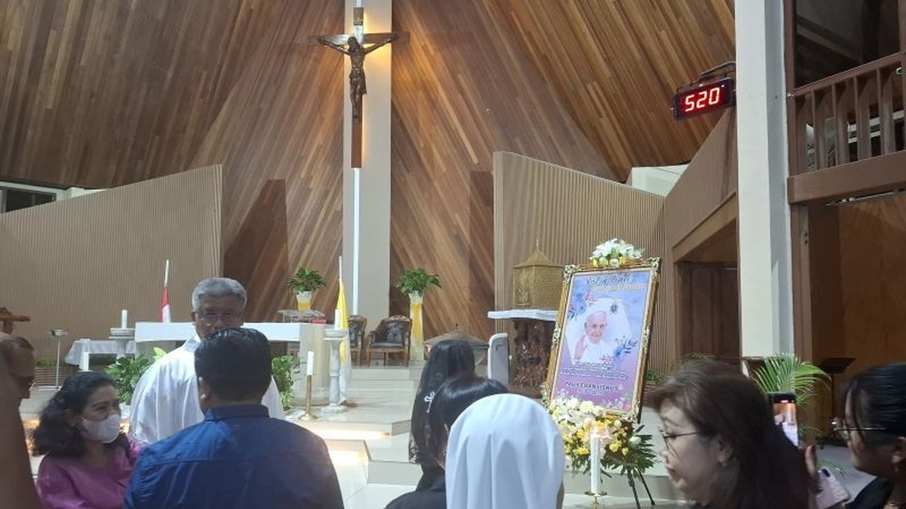 Misa Requiem khidmat diadakan di Bandarlampung untuk mengenang Paus Fransiskus, sosok pemimpin yang rendah hati dan mengajarkan pentingnya persaudaraan serta pelestarian lingkungan.