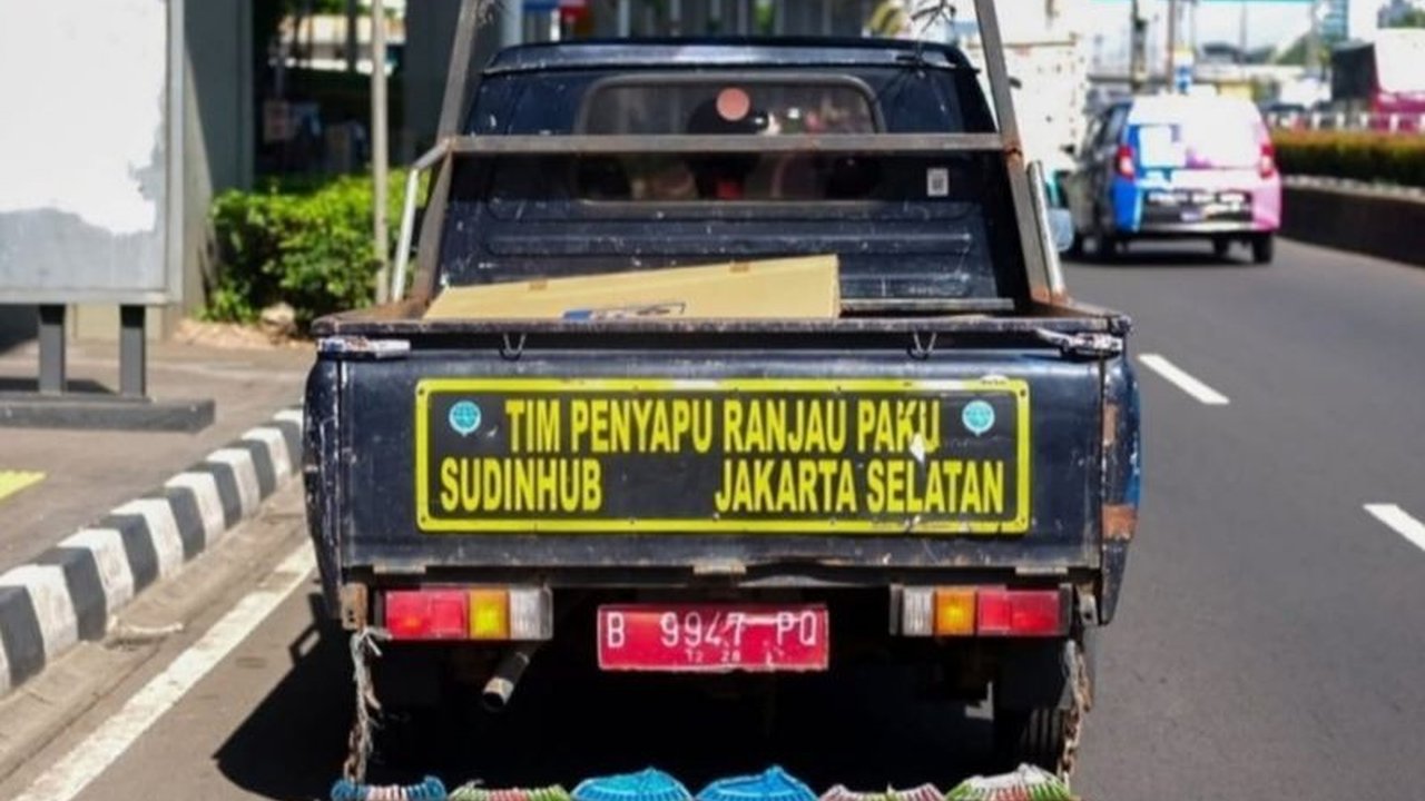Suku Dinas Perhubungan Jaksel berhasil membersihkan 100 gram ranjau paku dan paku payung di Jalan MT Haryono dan Gatot Subroto, merespon keluhan masyarakat terkait ban bocor.