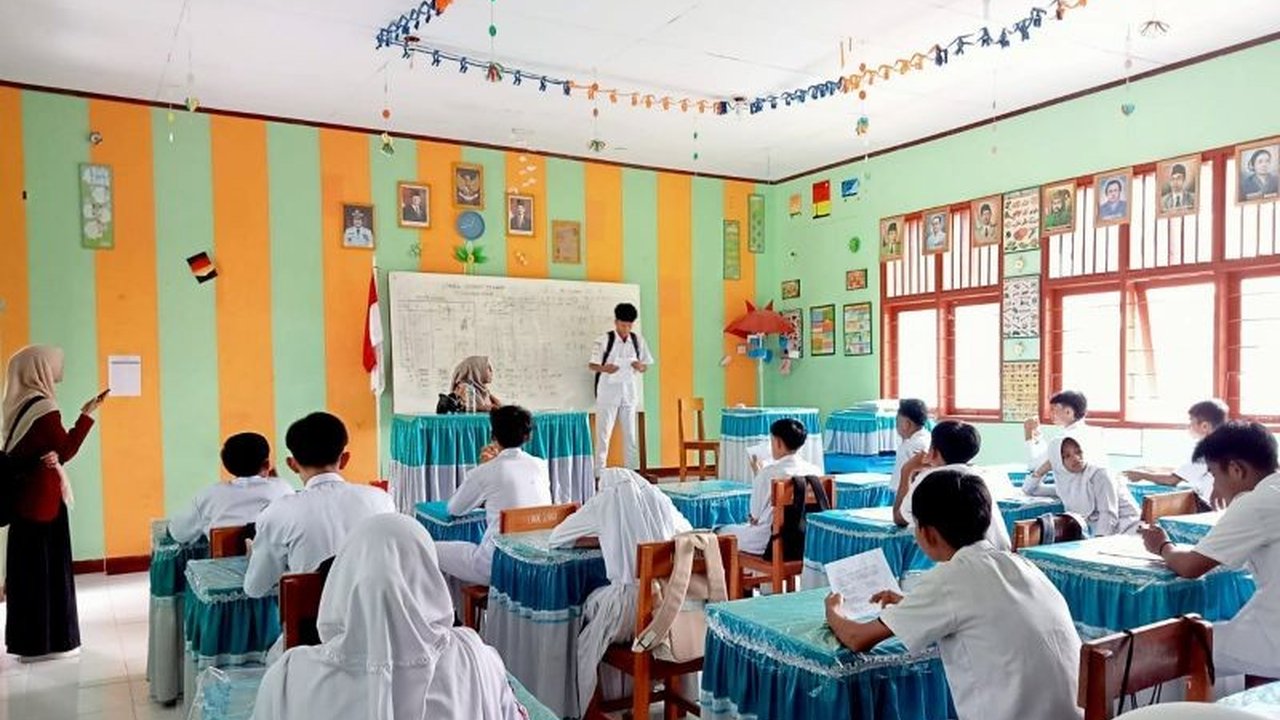 Sebanyak 107 mahasiswa Program Studi Bahasa dan Sastra Indonesia UNG menjalani Pengenalan Lapangan Persekolahan (PLP) 1 di Kabupaten Bone Bolango untuk melatih kemampuan mengajar.