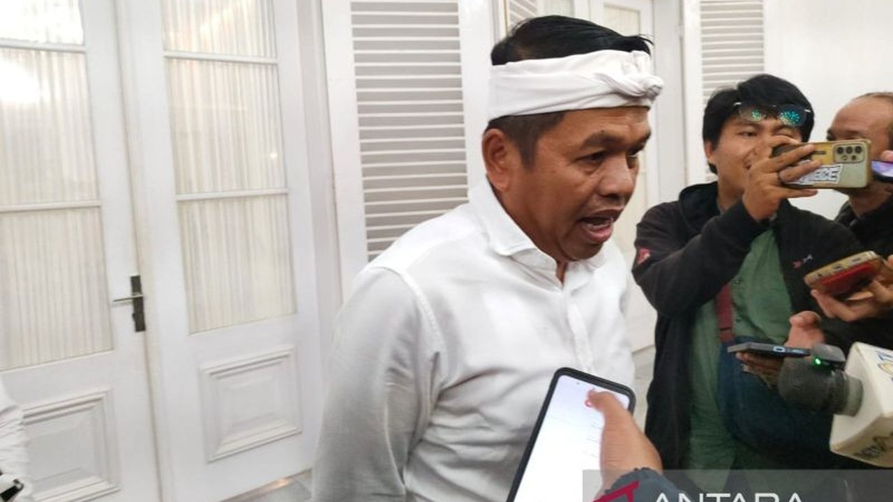 Gubernur Jawa Barat, Dedi Mulyadi, menanggapi santai ancaman pembunuhan dari warganet, dan menegaskan komitmennya untuk melanjutkan program kerja di Jawa Barat.