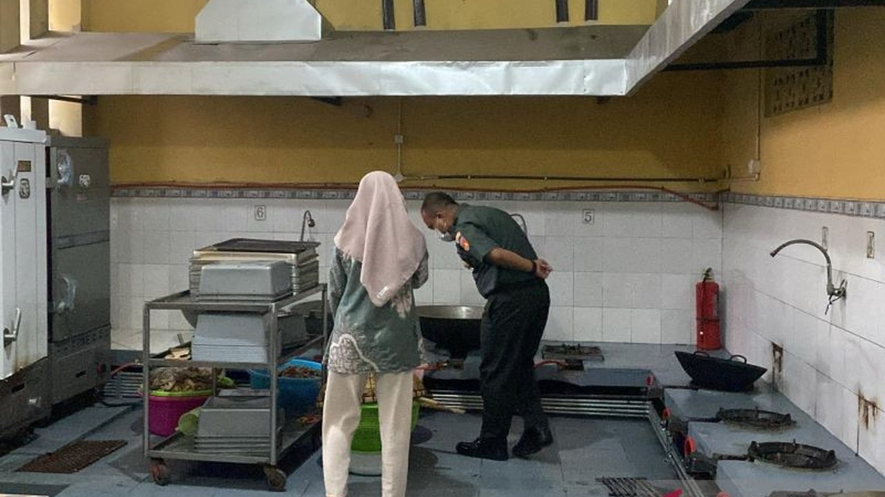 Dandim 0722/Kudus cek dapur SPPG di Kecamatan Kota untuk memastikan kualitas makanan Program Makan Bergizi Gratis (MBG) usai laporan menu tak layak konsumsi.