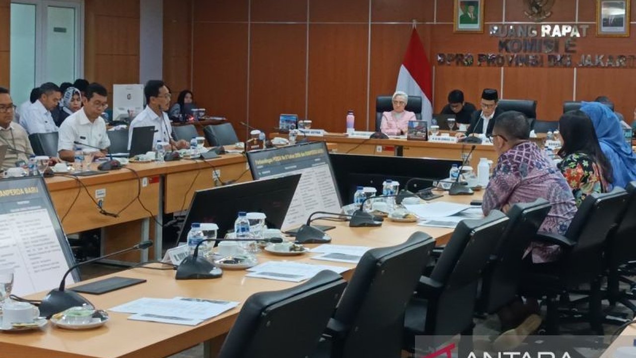 Anggota DPRD DKI Jakarta ungkap tren orang tua yang meninggalkan sekolah negeri demi sekolah swasta yang dianggap lebih berkualitas, memicu evaluasi program pendidikan di Jakarta.