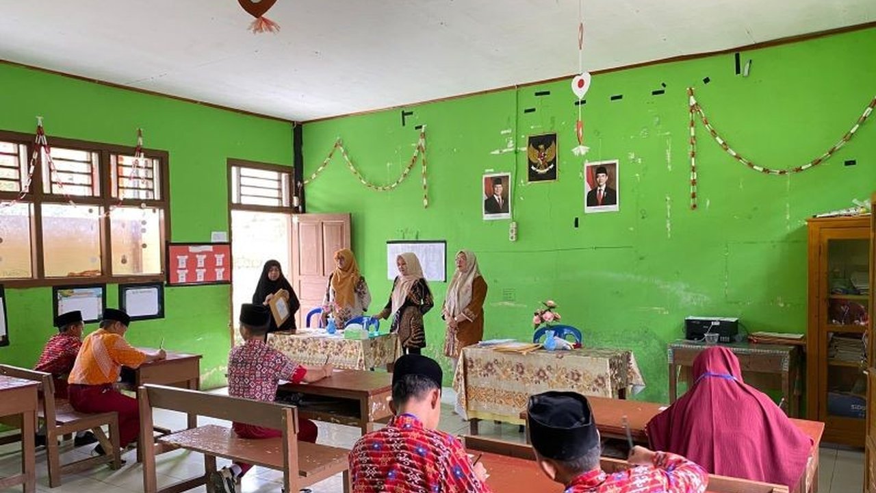 Kemenag Kabupaten Bolaang Mongondouw, Sulawesi Utara, melakukan monitoring Asesmen Madrasah di MI untuk memastikan pencapaian kompetensi siswa sesuai SKL dan proses ujian berjalan lancar.