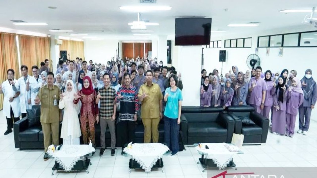 Universitas Lambung Mangkurat (ULM) mencetak tenaga kesehatan andal dan kolaboratif melalui Interprofessional Collaboration (IPC), meningkatkan kualitas layanan kesehatan dan keselamatan pasien.