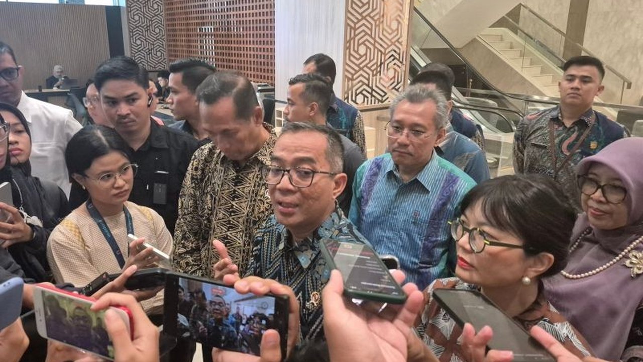 Wakil Ketua Komisi X DPR RI, Lalu Hadrian Irfani, mendesak perusahaan untuk menghentikan praktik penahanan ijazah karyawan, menyusul temuan kasus serupa di beberapa daerah.