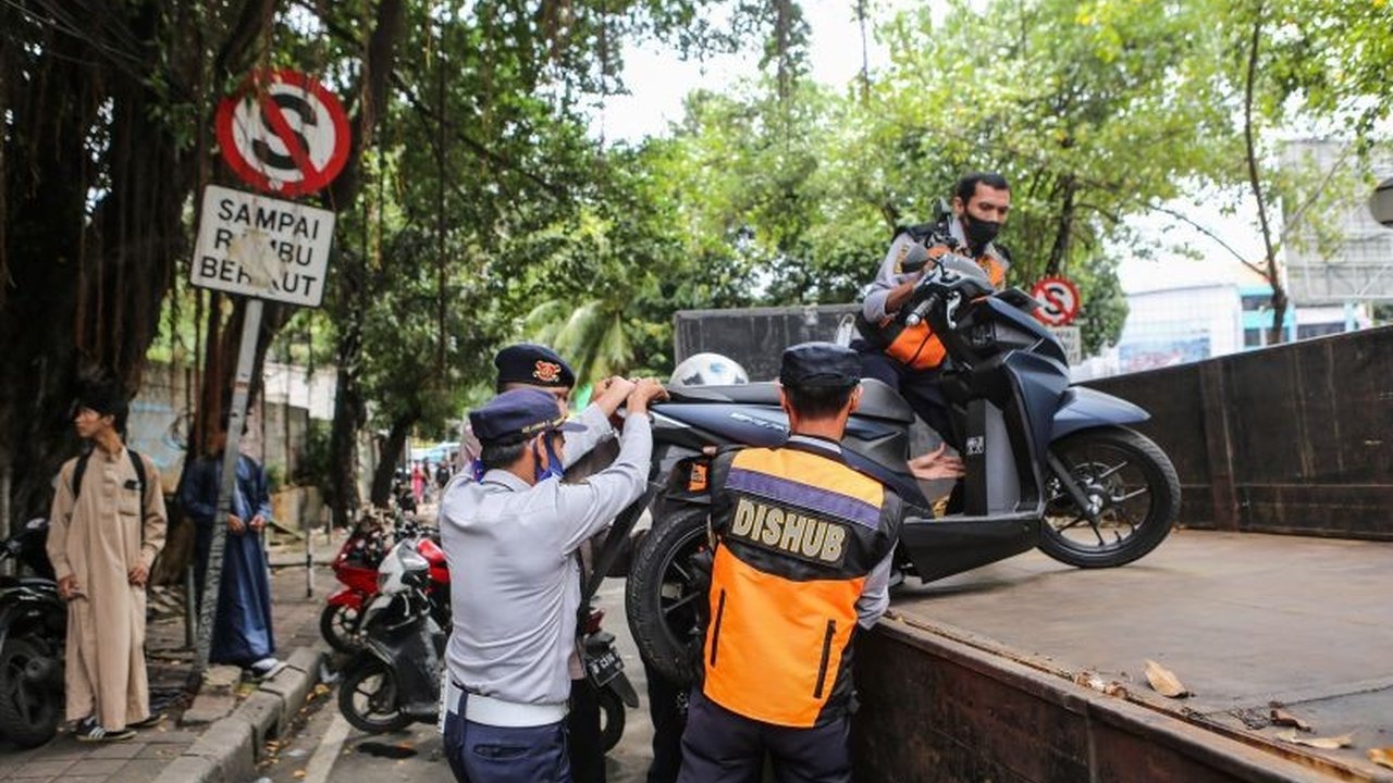 Anggota Pansus Perparkiran DPRD DKI Jakarta, August Hamonangan, menolak wacana pengenaan tarif parkir di kantor kelurahan dan kecamatan karena dinilai membebani masyarakat, terutama yang kurang mampu.