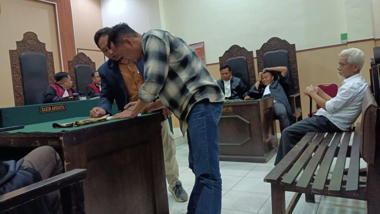 Mantan kepala cabang bank syariah negara di Mataram dan seorang offtaker divonis penjara dalam kasus korupsi penyaluran KUR porang tahun 2021-2022 dengan kerugian negara mencapai Rp13,2 miliar.