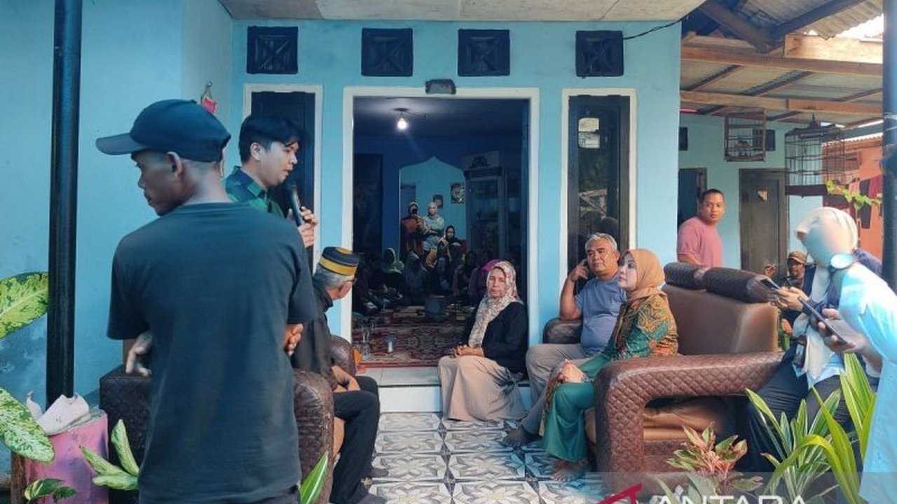 Anggota DPR RI Erna Sari Dewi meminta Pemda Bengkulu bijak dalam penataan pantai, agar relokasi pedagang tidak merugikan perekonomian mereka.